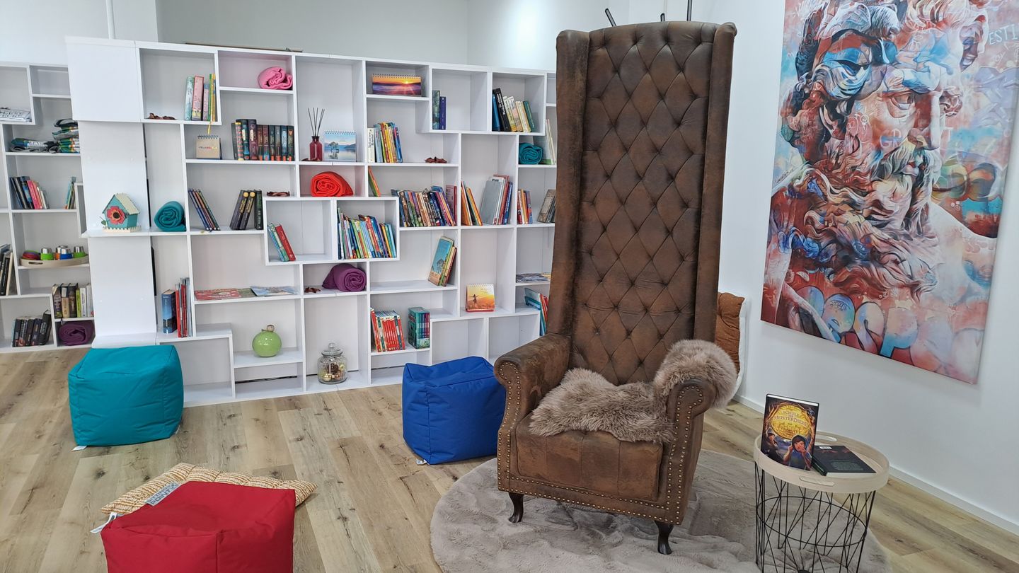 Kolibris Leseecke mit vielen Büchern und einem großen Lesestuhl