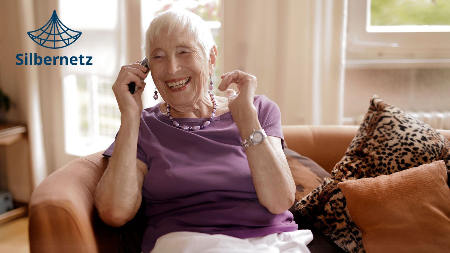 Seniorin am Telefon