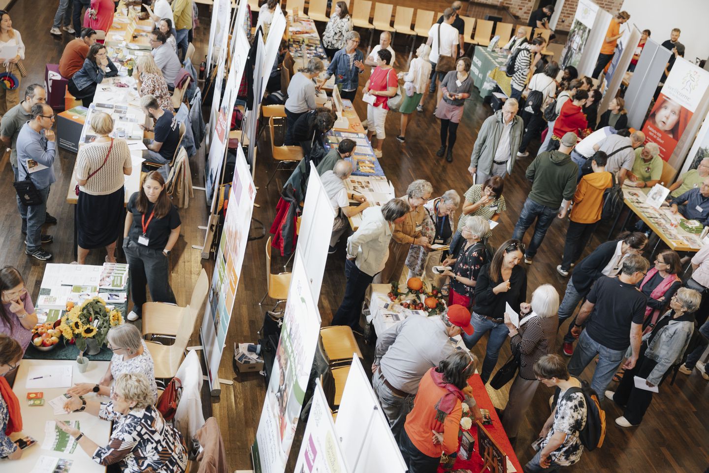 Auf der Freiwilligenmesse stellen sich rund 50 Vereine, Verbände, gemeinnützige Organisationen und Initiativen aus Nürnberg und der Umgebung vor.