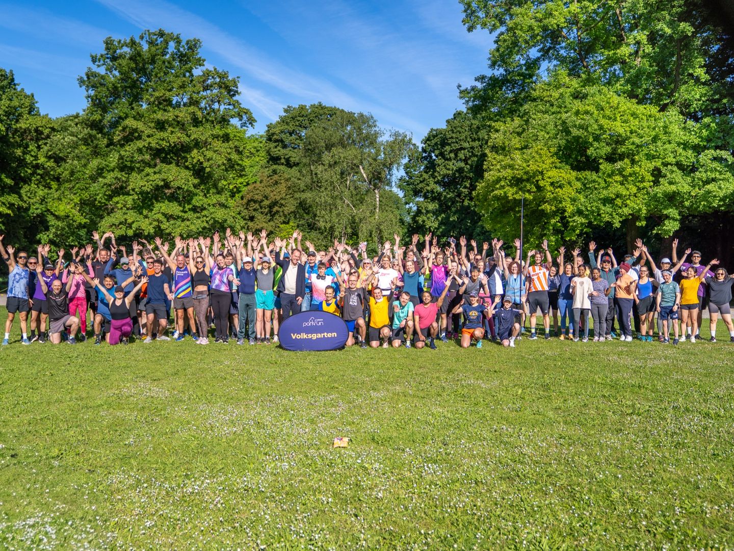 Vor dem Start des Volksgarten parkruns entsteht ein Gruppenfoto mit allen Teilnehmenden.