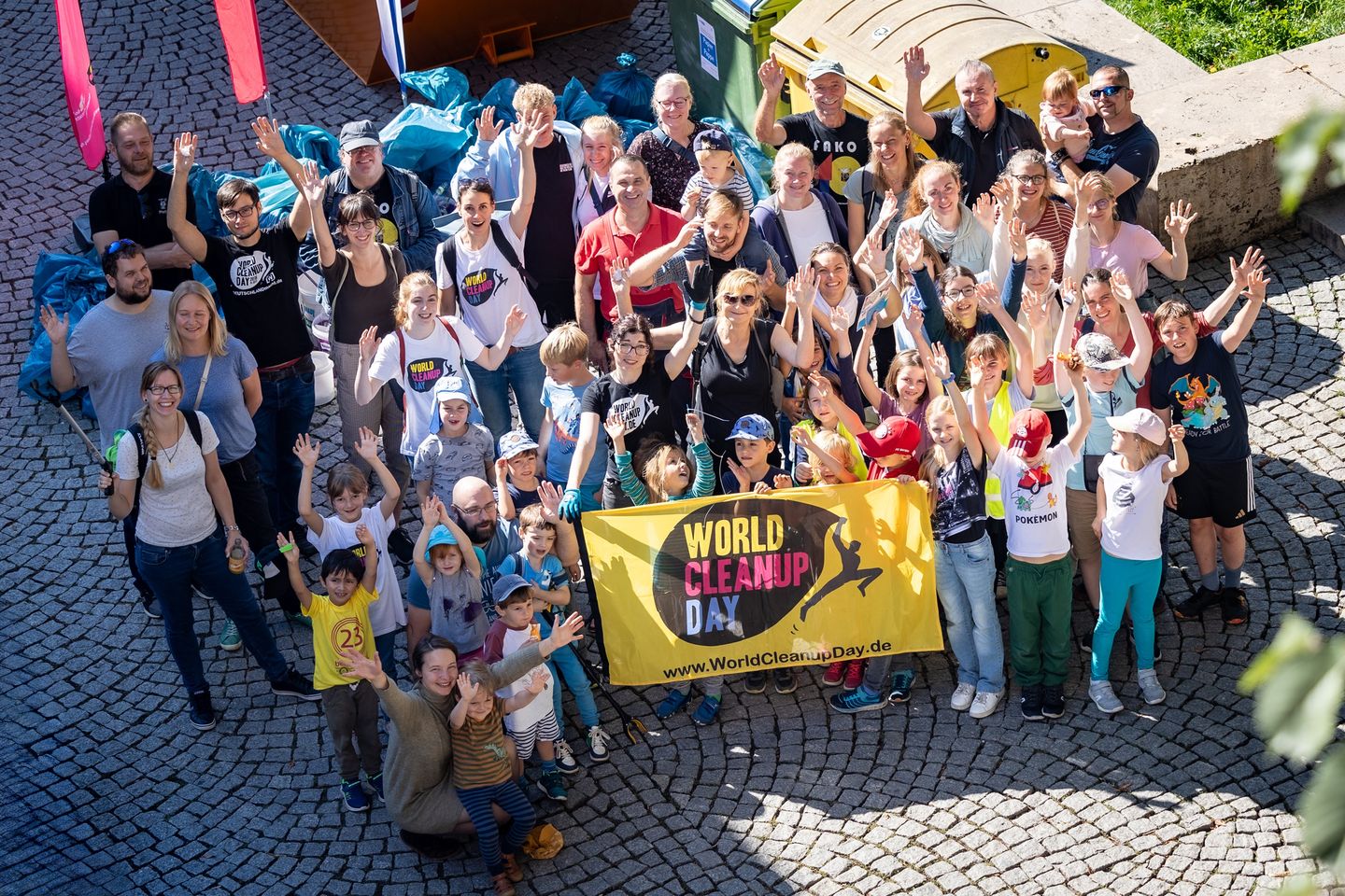 ein Gruppenbild der fleißigen Helfer am World Cleanup Day 2023