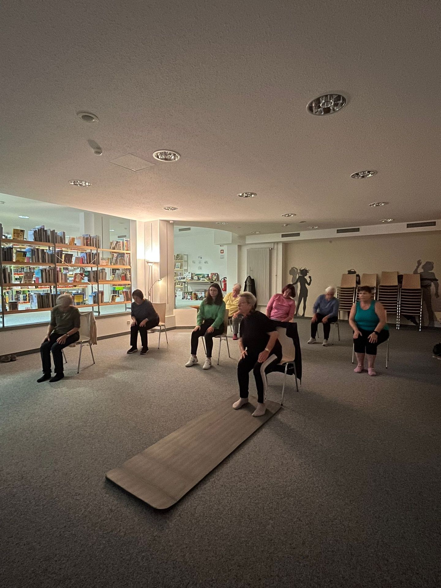 Mehrere Frauen machen Yoga im Sitzen