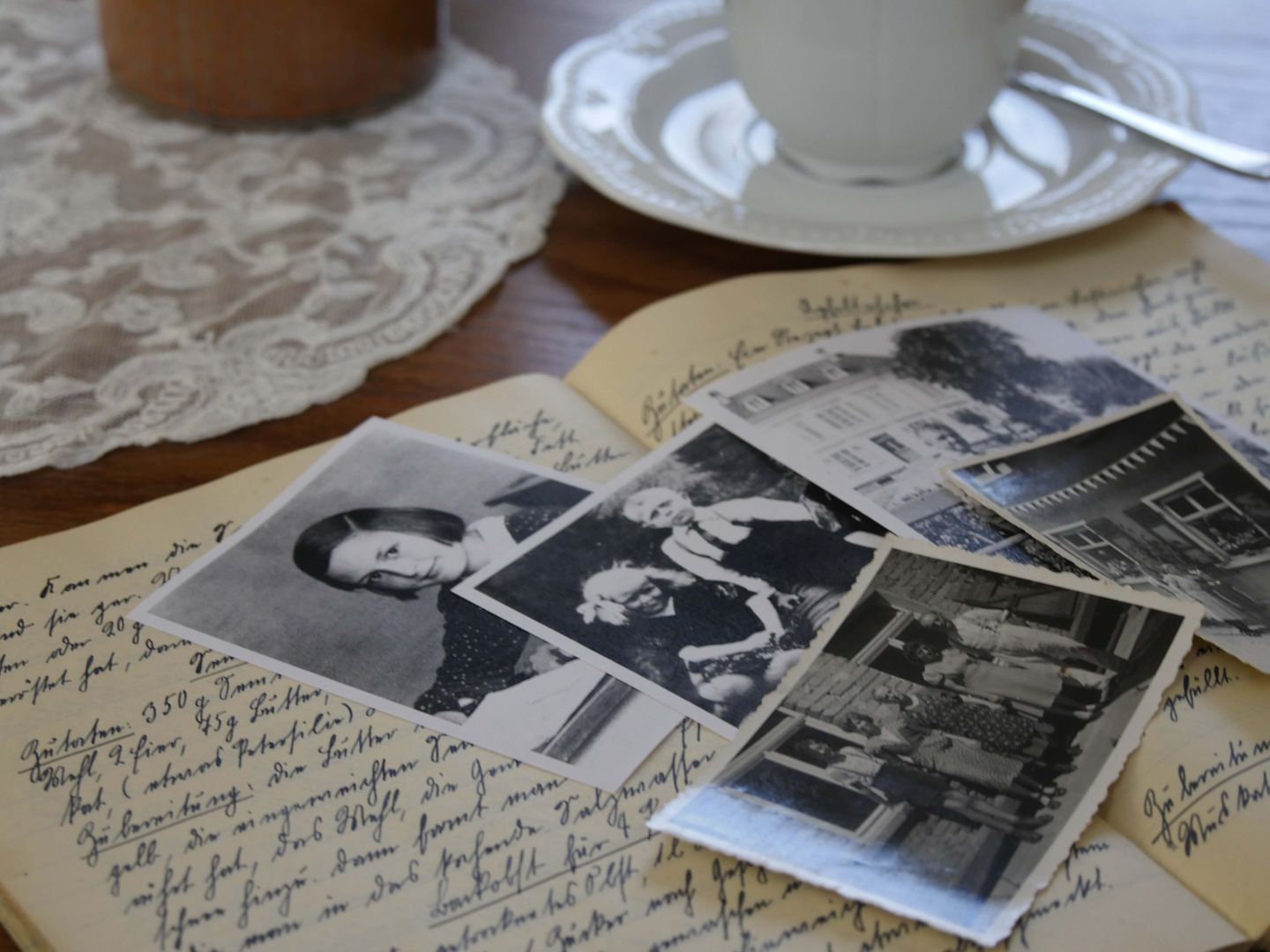 Buch mit Sütterlinschrift und alte Familienfotos
