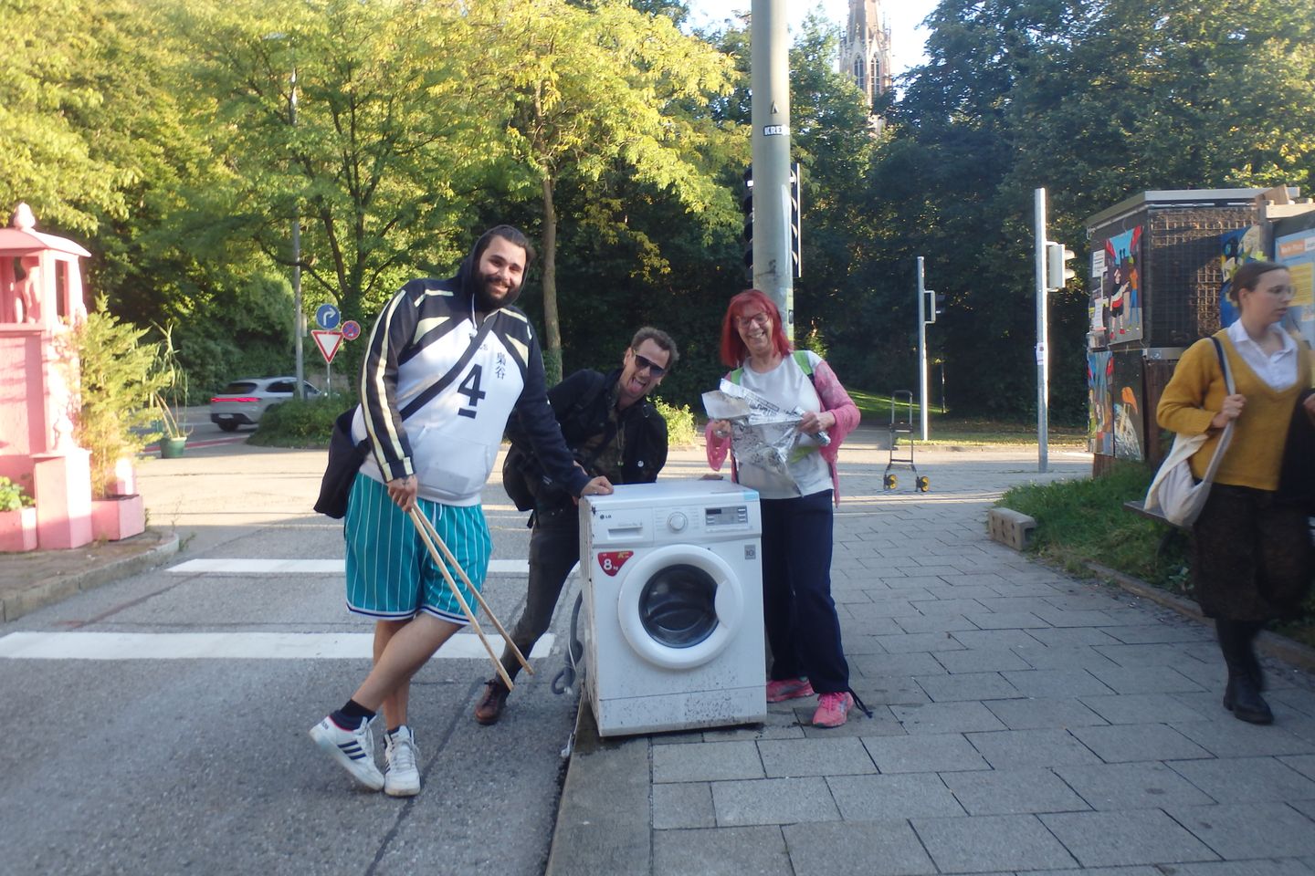 Mehrere Menschen beim Müllsammeln 2024