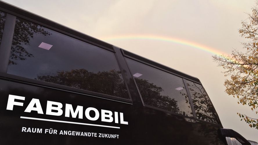 Fabmobil mit Regenbogen