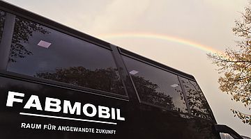 Fabmobil mit Regenbogen