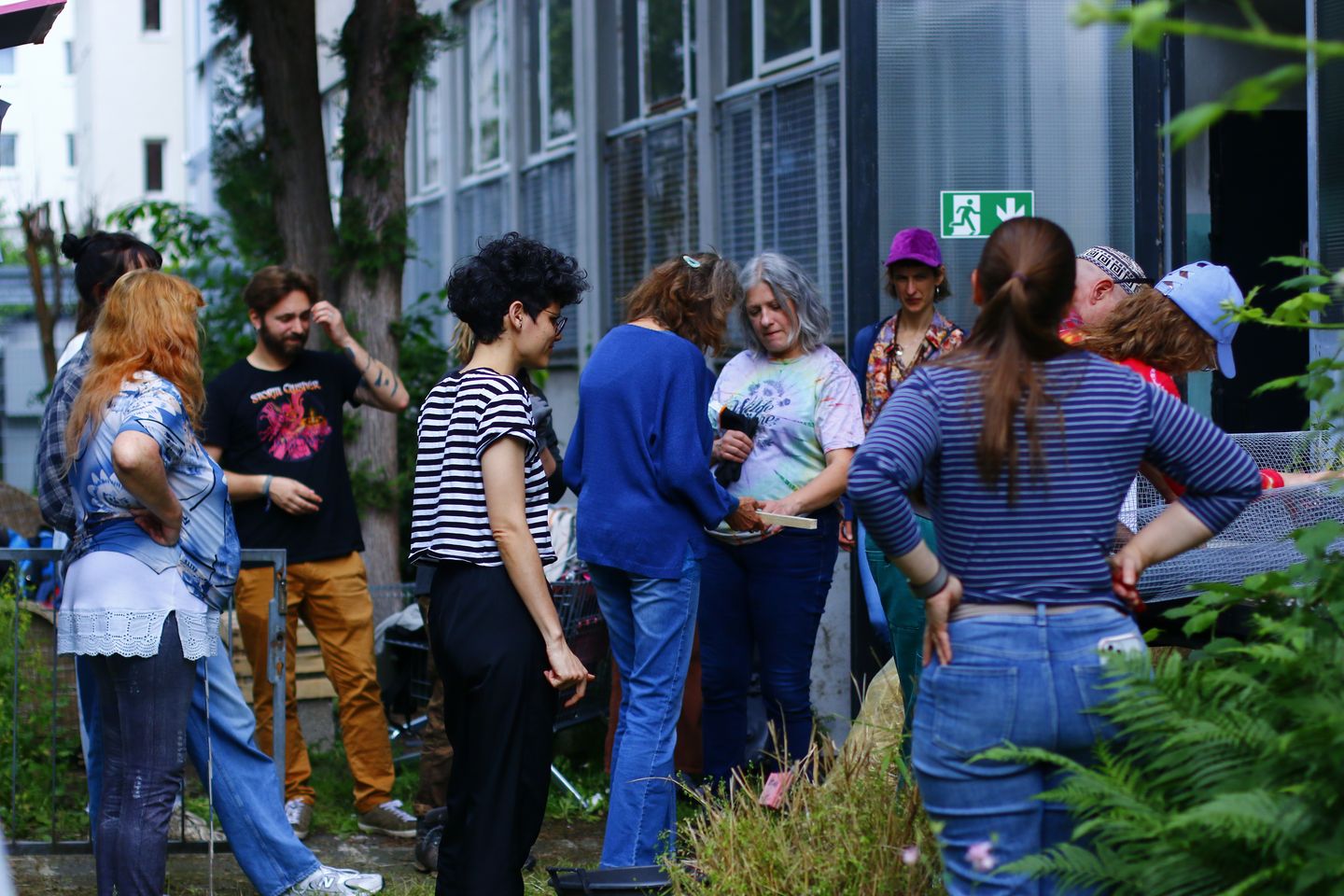 Das Bild zeigt Menschen, die an einem Workshop der Essbaren Stadt Nürnberg teilnehmen im Garten Für Alle.