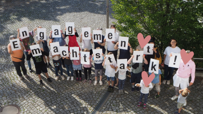 Schriftzug "Engagement macht stark" gehalten von Mitgliedern unserer SHG sowie interessierten neugierigen am Aktionstag zum Tag des alkoholgeschädigten kindes