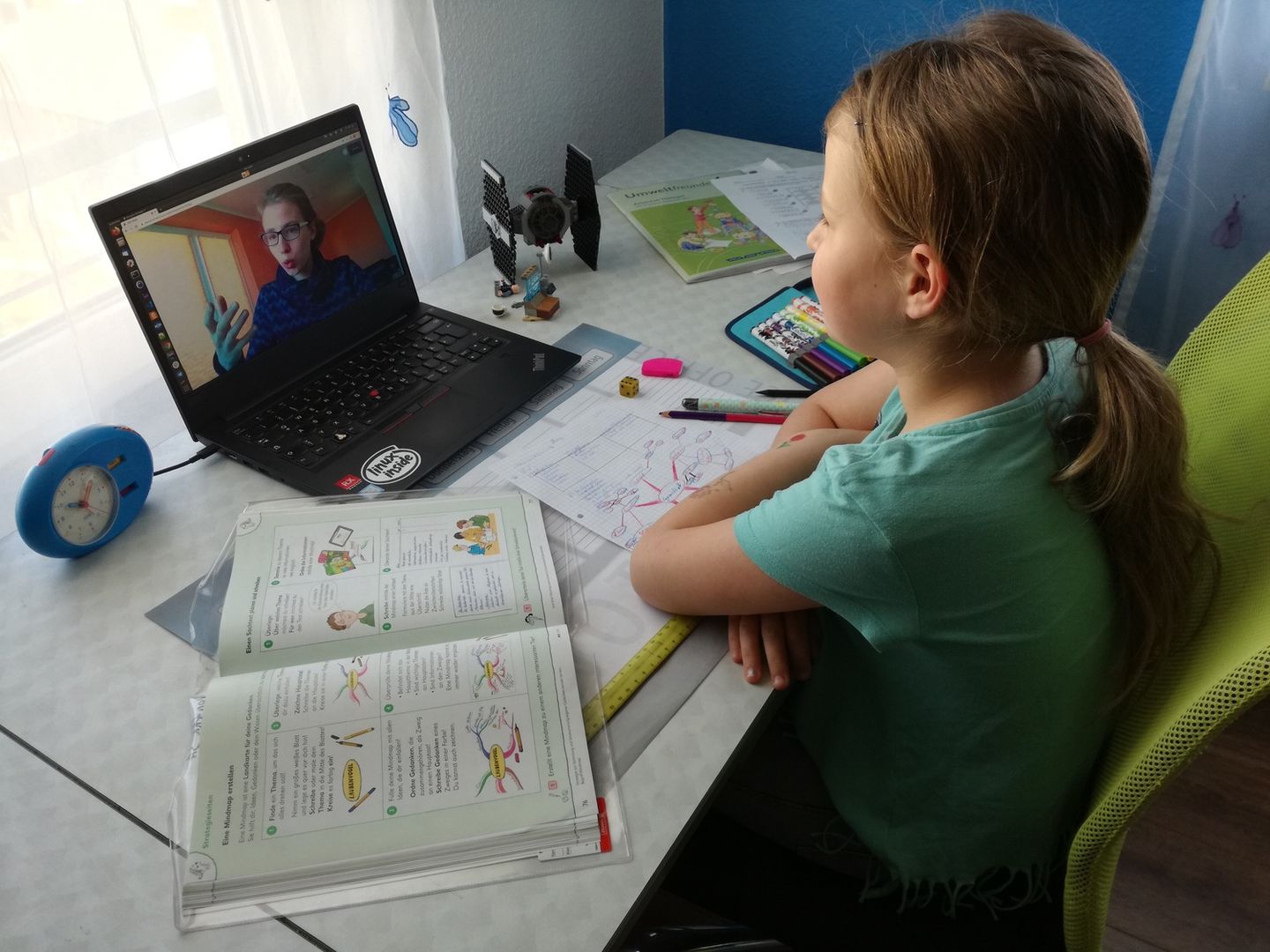 Schülerin vor dem Laptop bei der digitalen Nachhilfe