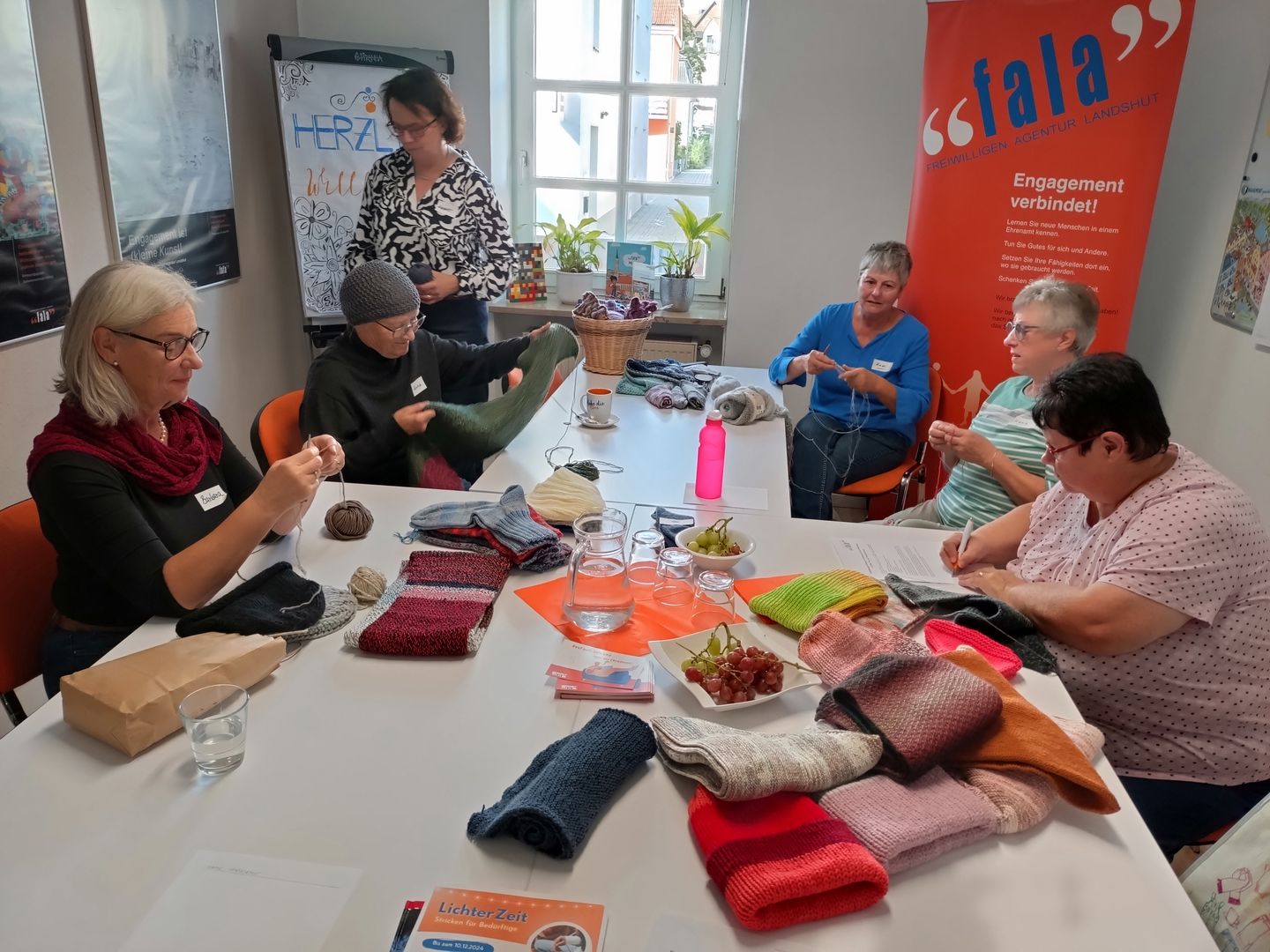 Menschen stricken gemeinsam