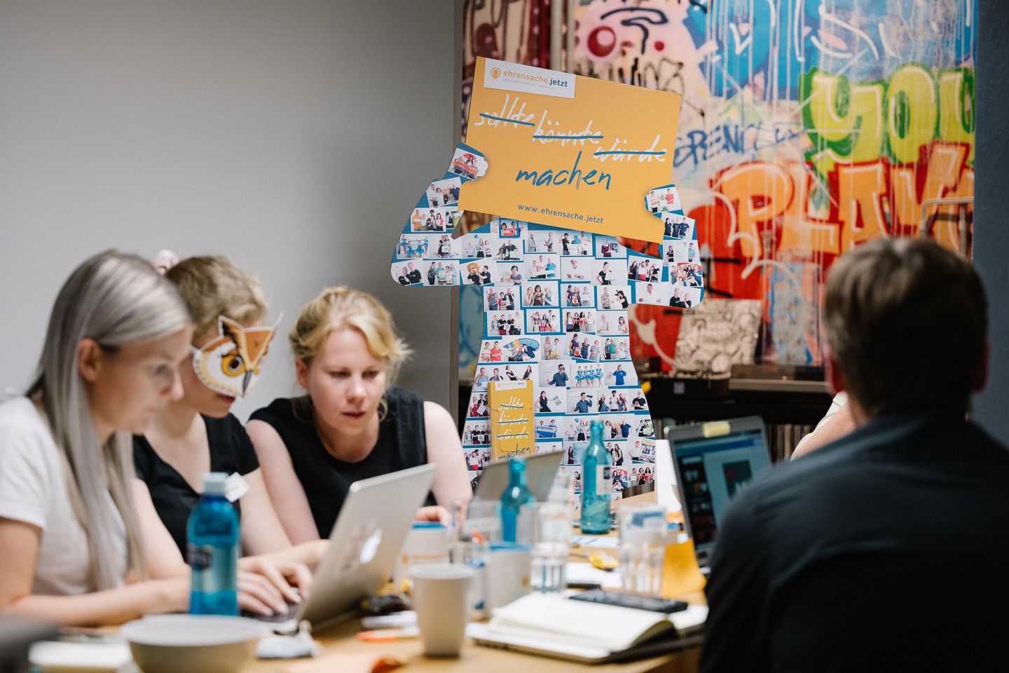 Ein kreatives Team arbeitet mit einem gemeinnützigen Projekt zusammen.