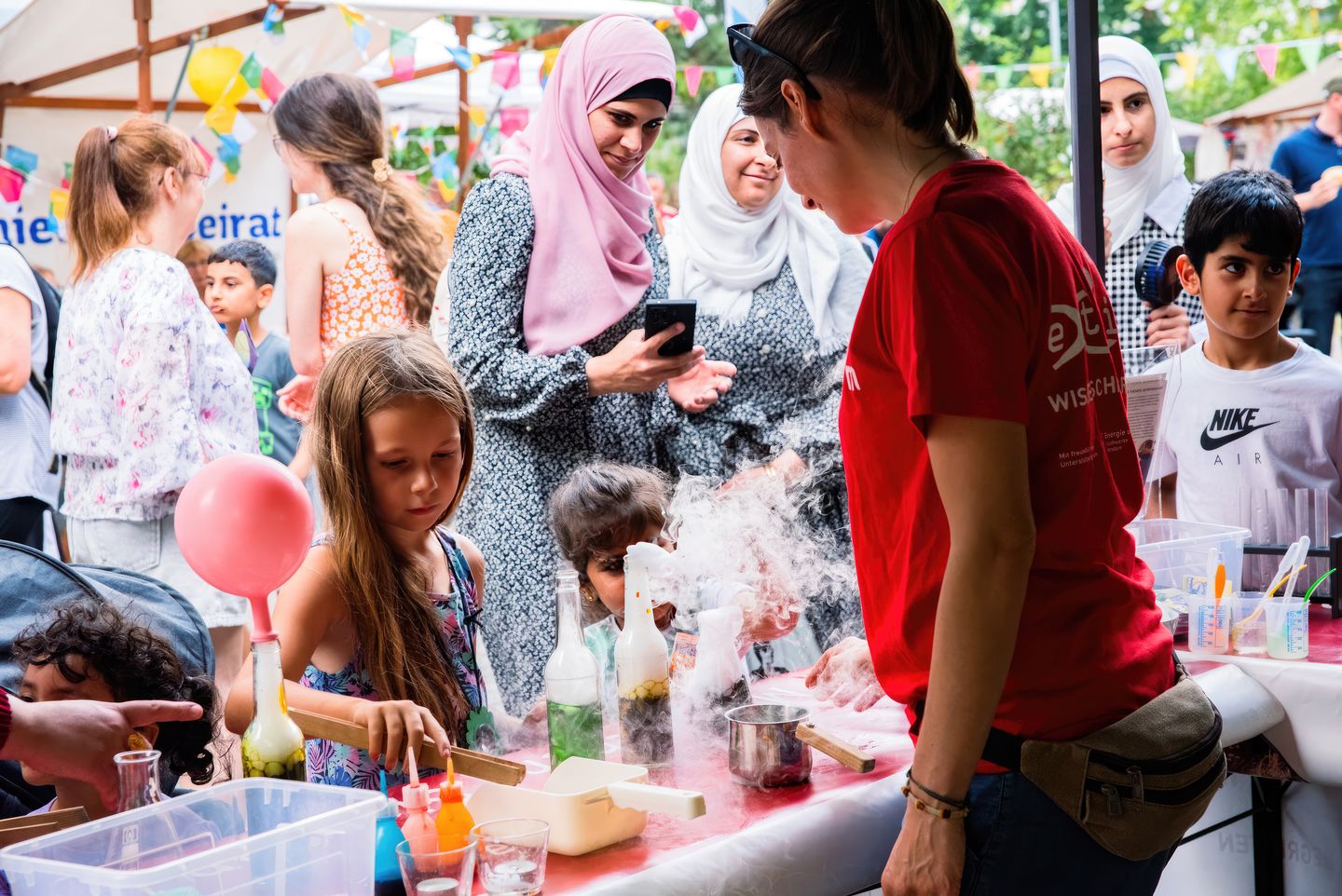 Menschen auf einem Nachbarschaftsfest