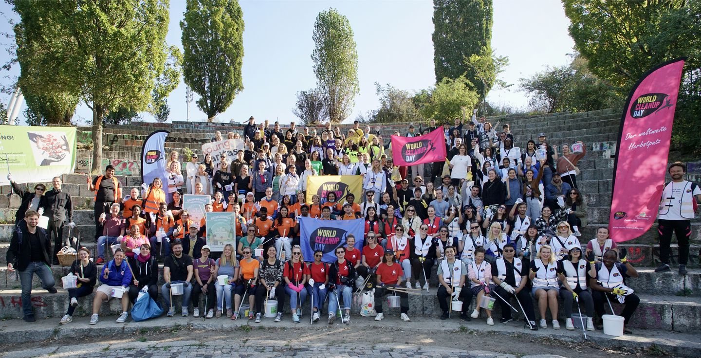 Auf dem Bild ist eine große Menschenmenge, Teilnehmer und Teilnehmerinnen am World Cleanup Day 2024 