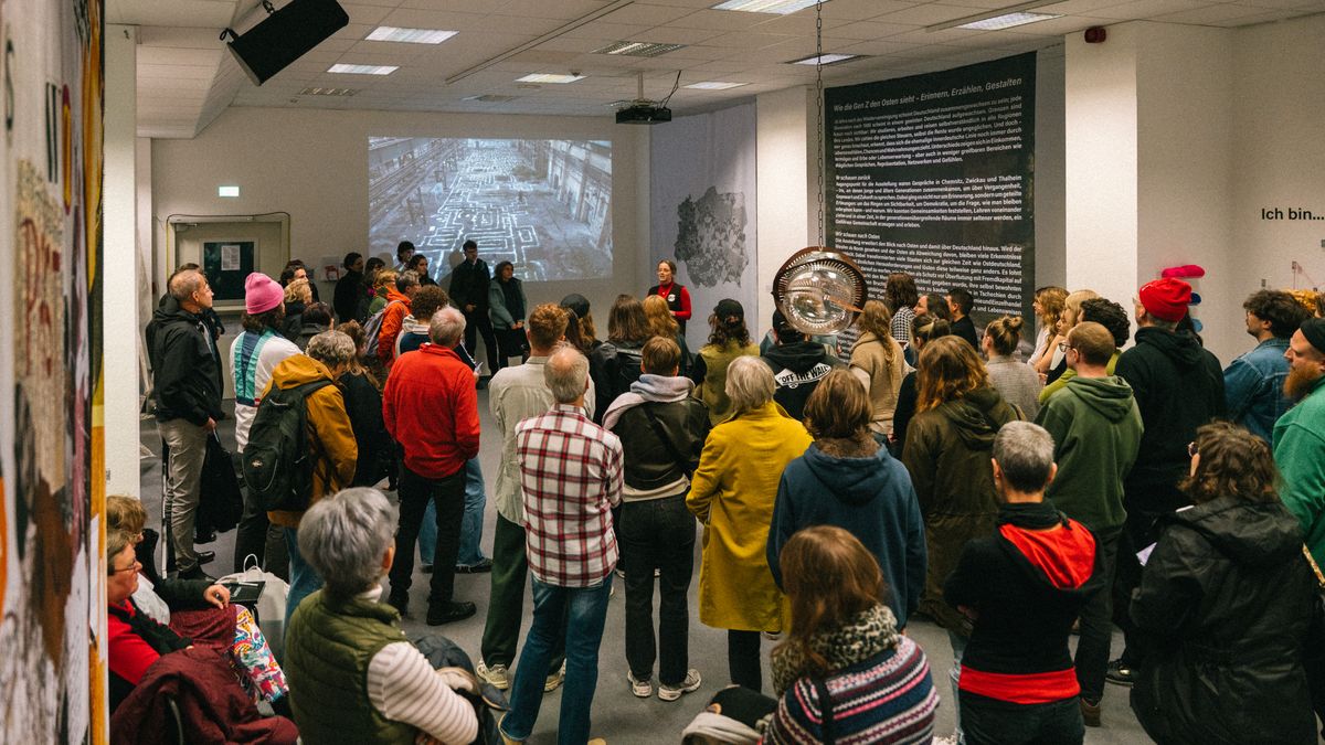 Menschen in einer Ausstellung