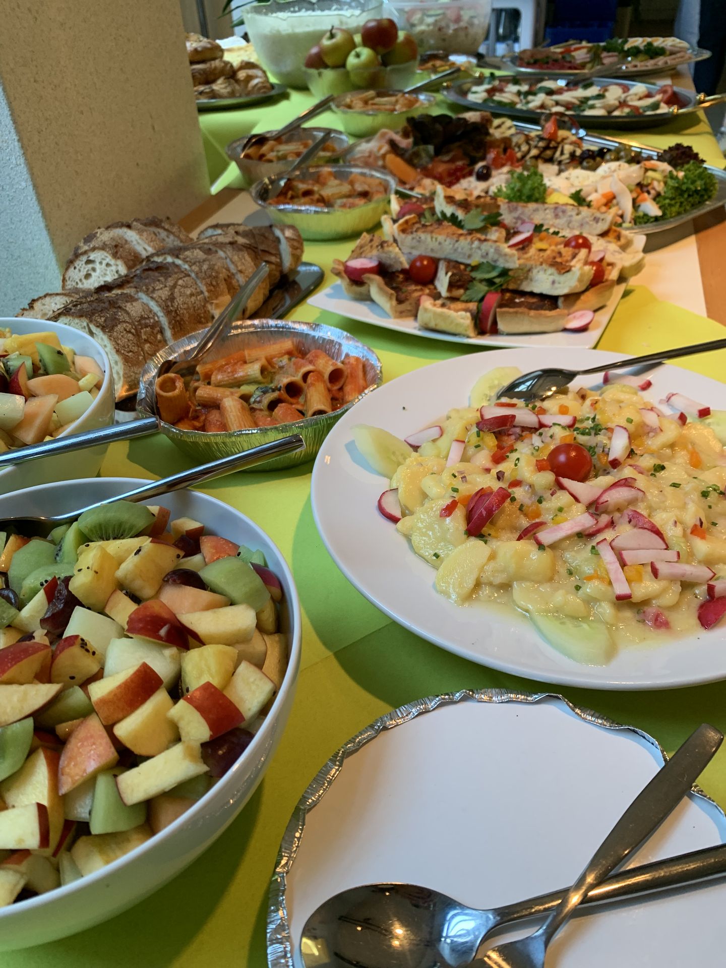 Es sind verschiedene Speisen auf einem Buffet zu sehen