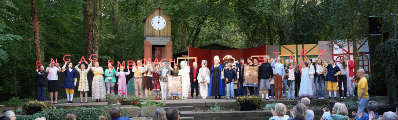 Das Ensemble vom Familienstück "Das kleine Gespenst" der Waldbühne Otternhagen e. V. feiert auf der Bühne das Ehrenamt