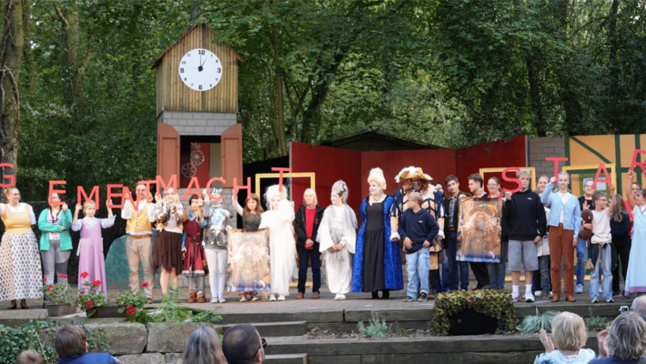 Das Ensemble vom Familienstück "Das kleine Gespenst" der Waldbühne Otternhagen e. V. feiert auf der Bühne das Ehrenamt