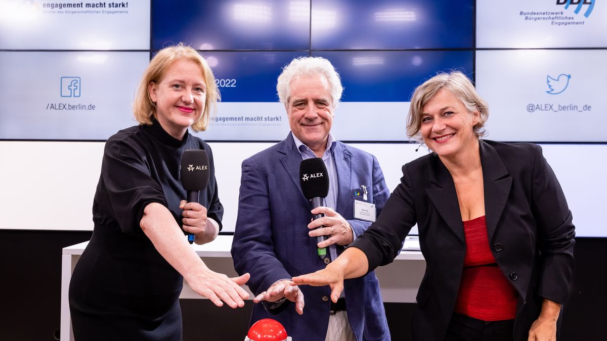 Drei Personen halten ihre rechte Hand über einen roten Buzzer. Links Familienministerin Lisa Paus, MdB, in der Mitte Rainer Hub und rechts Katja Hintze, beide BBE-Sprecher*innenrat. 