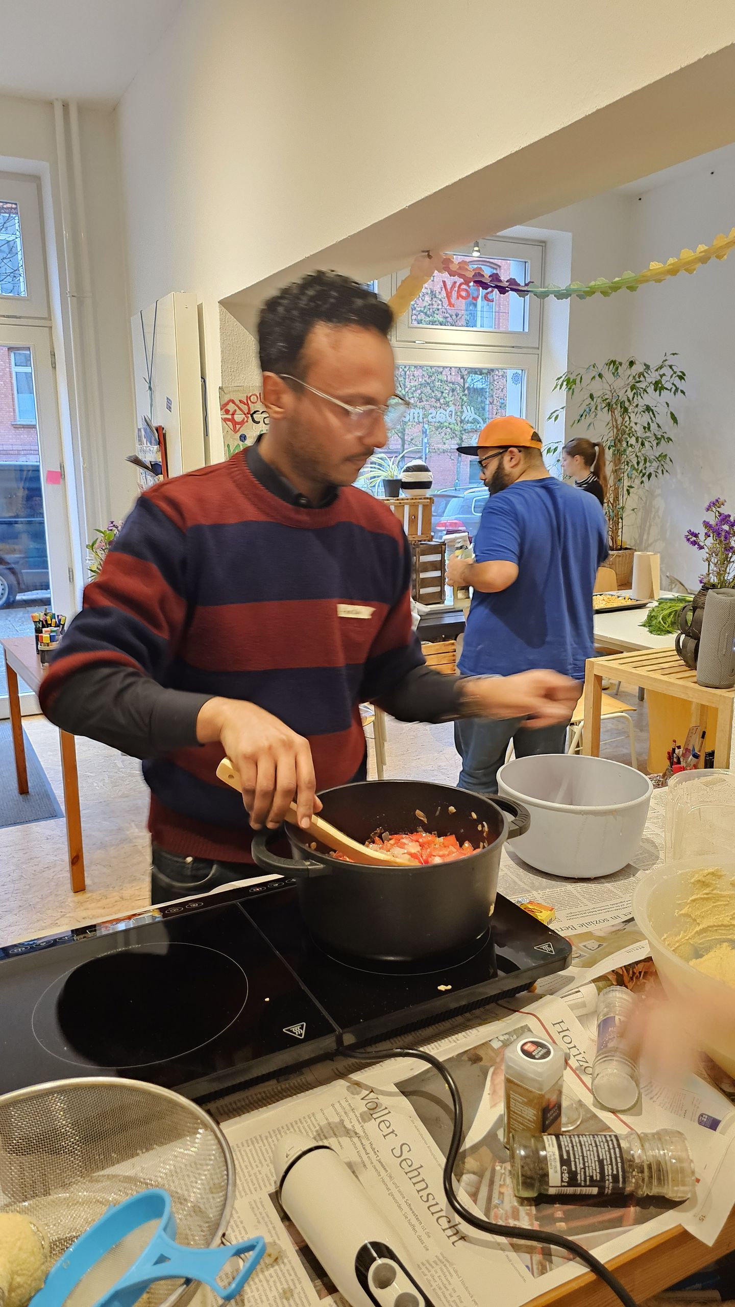 Unser Ehrenamtlicher Hamzah beim Kochen