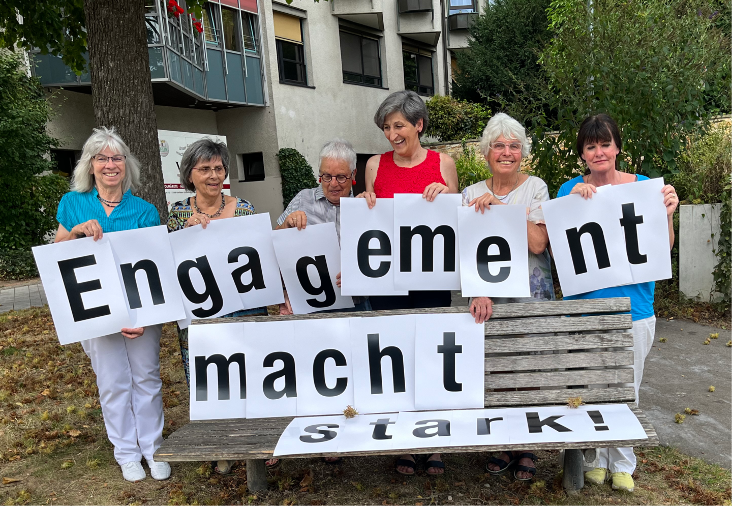 auf dem Bild zeigen sich die ehrenamtlichen Trauerbegleiterinnen mit dem Text "Engagement macht stark"