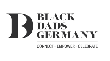 Auf weißem Hintergrund stehen rechts schwarze Buchstaben in drei Zeilen mit den Worten Black Dads Germany und links ein schwarzer Buchstabe, der eine Mischung aus B und D darstellt. Darunter die Worte: connect – empower – celebrate. 