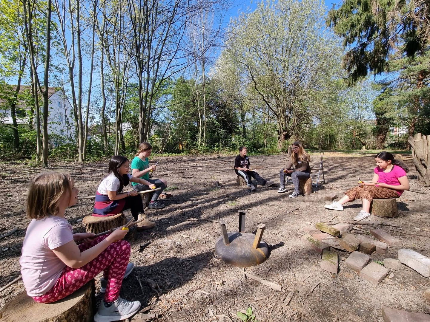 kinder spielen im garten