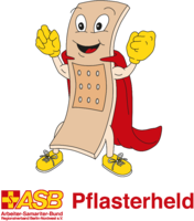 Ein Cartoon-Pflaster mit gelben Händen und Füßen trägt einen roten Umhang. Unten links das ASB Logo: Arbeiter-Samariter-Bund, Regionalverband Berlin-Nordwest e.V. und unten rechts das Wort Pflasterheld in roten Buchstaben.