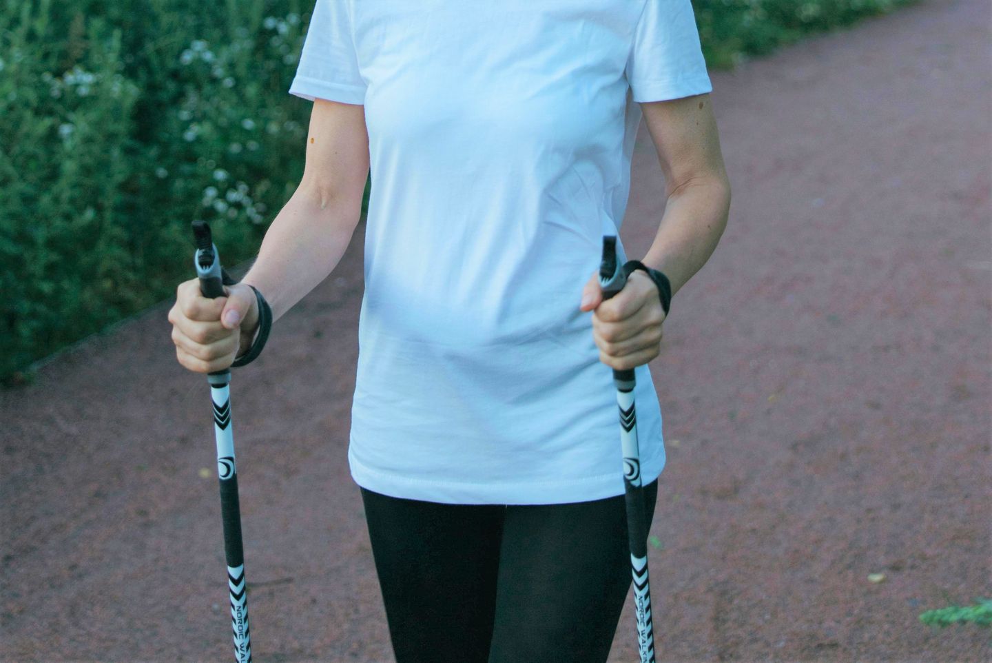 Seniorin "Walked" mit Walking-Sticks