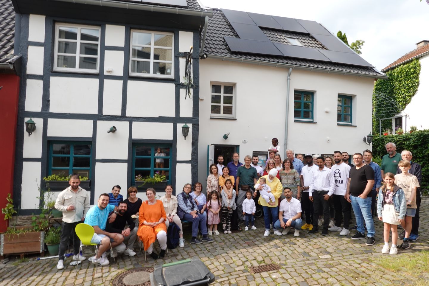 Das Haus Wunderbar ist ein altes Fachwerkhaus. Davor stehen viele Menschen.