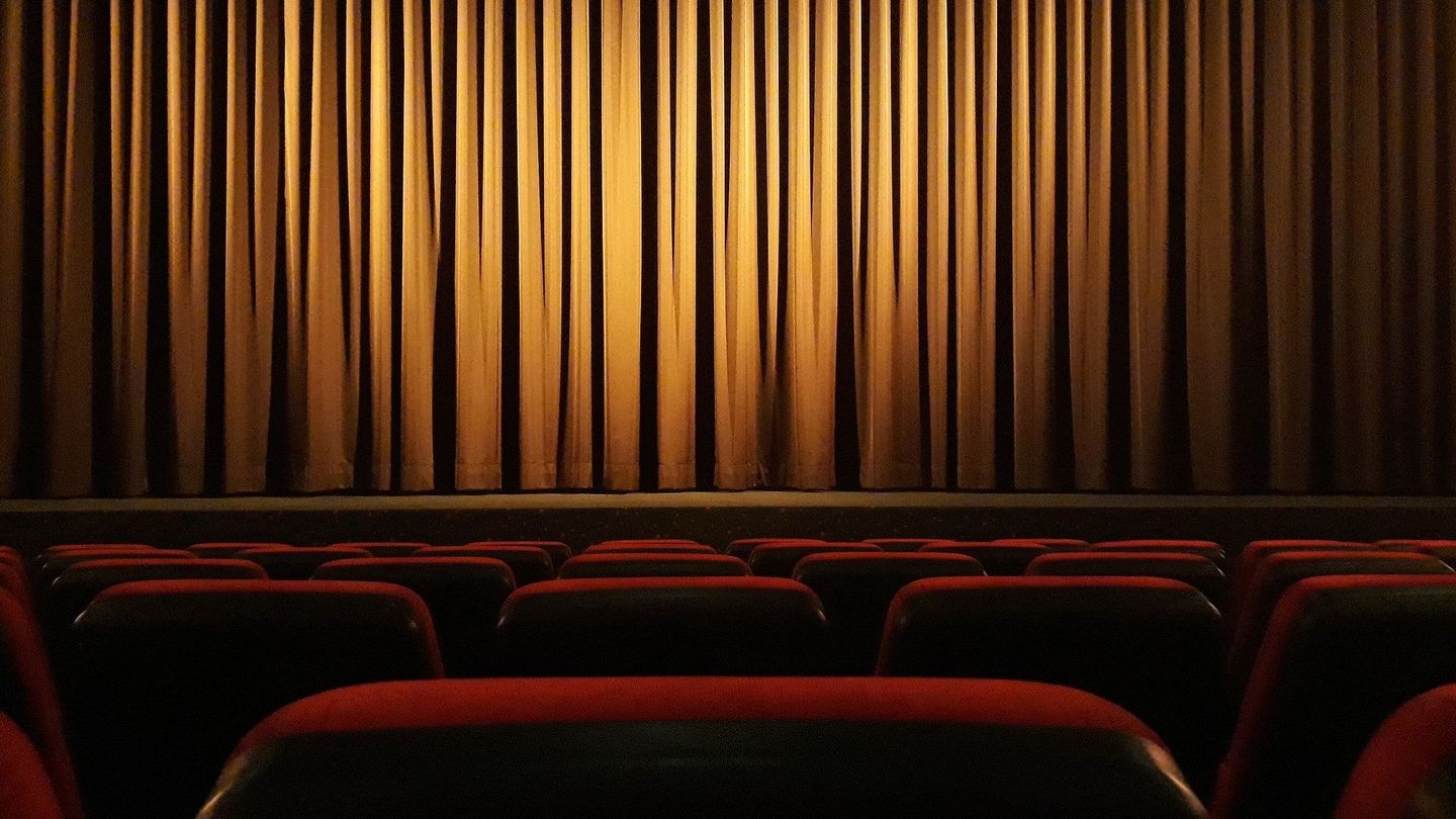 Das Foto zeigt einen Vorhang im Kino.