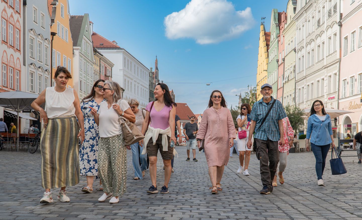 Menschen gehen in der Stadt Landshut spazieren