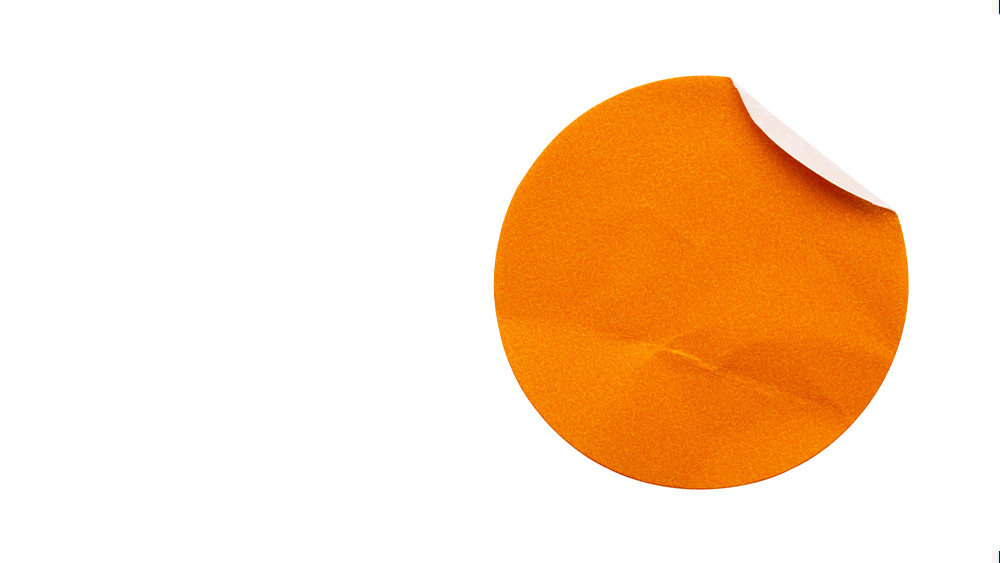 Orangener Post-it auf weißem Hintergrund