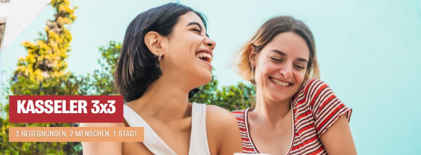 Zwei junge Frauen sitzen nebeneinander, lachen herzlich und schauen gemeinsam auf ein Smartphone. Sie wirken fröhlich und verbunden. Im Hintergrund sind Bäume und eine hellblaue Wand zu sehen. Das Bild vermittelt Leichtigkeit, Vertrauen und Freude an gemeinsamer Zeit – ganz im Sinne des Projekts Kasseler 3x3.