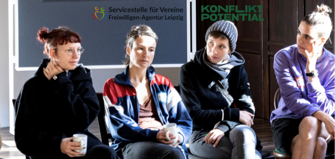vier Personen sitzen mit nachdenklichen Gesichtsausdrücken nebeneinander. Zwei Personen schauen dabei die dritte an, eine Person starrt ins Leere.