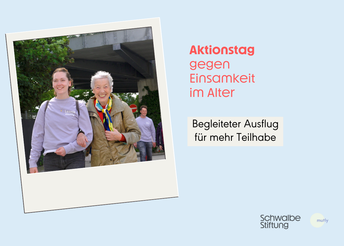 Links im Bild ist ein Foto im Polaroid-Stil zu sehen: Eine junge Frau und eine ältere Dame laufen nebeneinander unter freiem Himmel. Beide lachen und wirken fröhlich. Die junge Frau trägt einen lila Pullover mit dem Namen „Leonie“ und dem Logo „mutly“. Die ältere Frau trägt eine beige Jacke und einen bunten Schal. Im Hintergrund gehen weitere Menschen, ebenfalls in lila Pullovern. Rechts vom Foto steht in großer roter und blauer Schrift: „Aktionstag gegen Einsamkeit im Alter“. Darunter befindet sich ein helles Kästchen mit der Aufschrift: „Begleiteter Ausflug für mehr Teilhabe“. Unten rechts sieht man die Logos der „Schwalbe Stiftung“ und von „mutly“. Der Hintergrund ist hellblau.