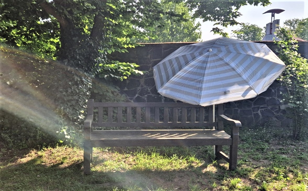 Eine Bank mit einem Sonnenschirm