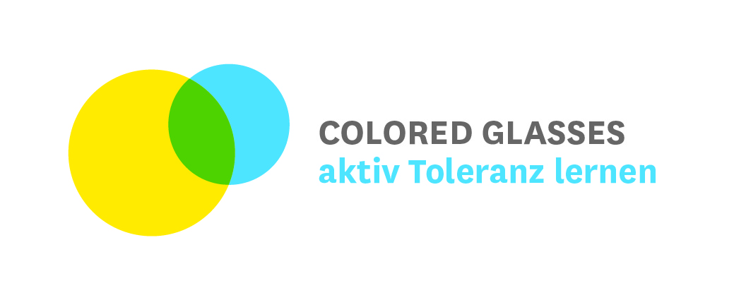 Zu sehen ist das Colored Glasses Logo. Ein gelber und und blauer Kreis überschneiden sich. Die überschneidende Fläche ist grün. Daunter steht: Colored Glasses - aktiv Toleranz lernen