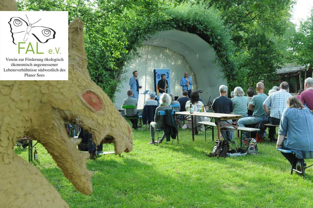 Zuhörer auf einem Konzert im Wangeliner Garten vor der Freilichtbühne