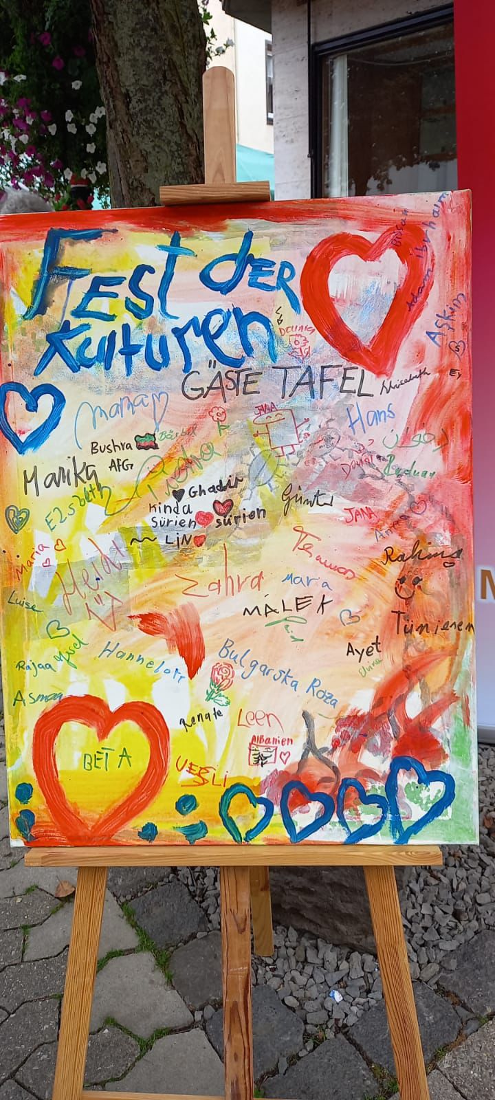 Buntes Bild durch Besucher*innen des Festes 2023 gestaltet. Es symbolisiert die Liebe und Verbindung der Kulturen untereinander.