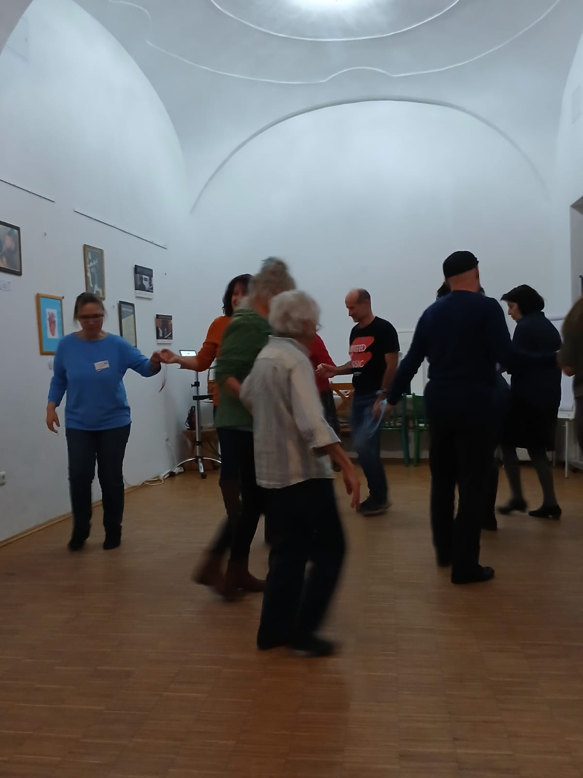 Gemeinsam tanzen wir zu verschiedenen Kulturen und lernen Gruppentänze aus aller Welt kennen.