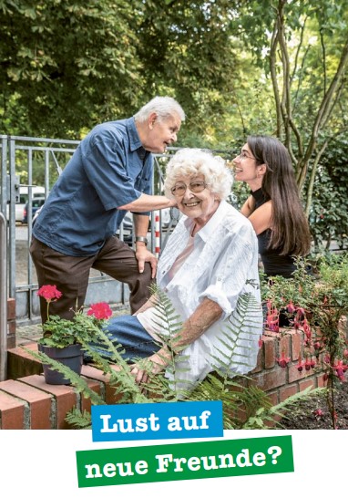 „Alte Freunde sind die besten“ ...so lautet unsere Devise. Bild mit 2 älteren Personen und einer Freiwilligen im Grünen.