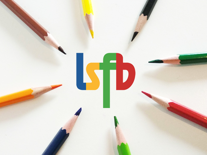 Auf weißem Hintergrund sieht man in mitte des Bildes das lsfb Logo (die einzelnen Buchstaben sind von links nach rechts: blau, gelb, grün und rot). um das Logo sind Buntstift kreisförmig angeordnet, verschiedene Farben, die Spitzen der Stifte zeigen alle auf das Logo.
