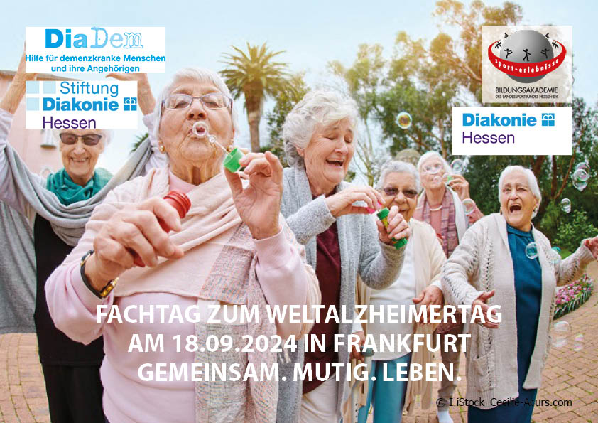 Gruppe fröhlicher Seniorinnen mit Seifenblasen