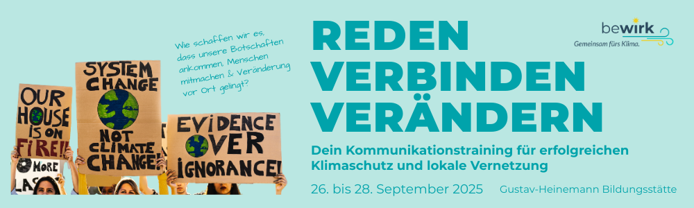 Plakat für ein Kommunikationstraining „Reden verbinden verändern“ zum Klimaschutz, 26.–28. September 2025, mit Demo-Schildern zum Thema Klimagerechtigkeit.