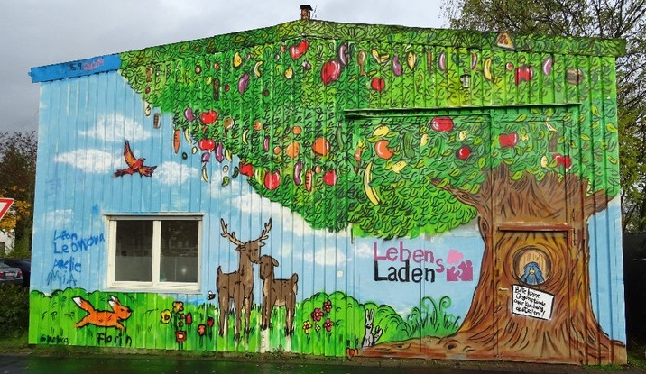 eine bunt bemalte Halle