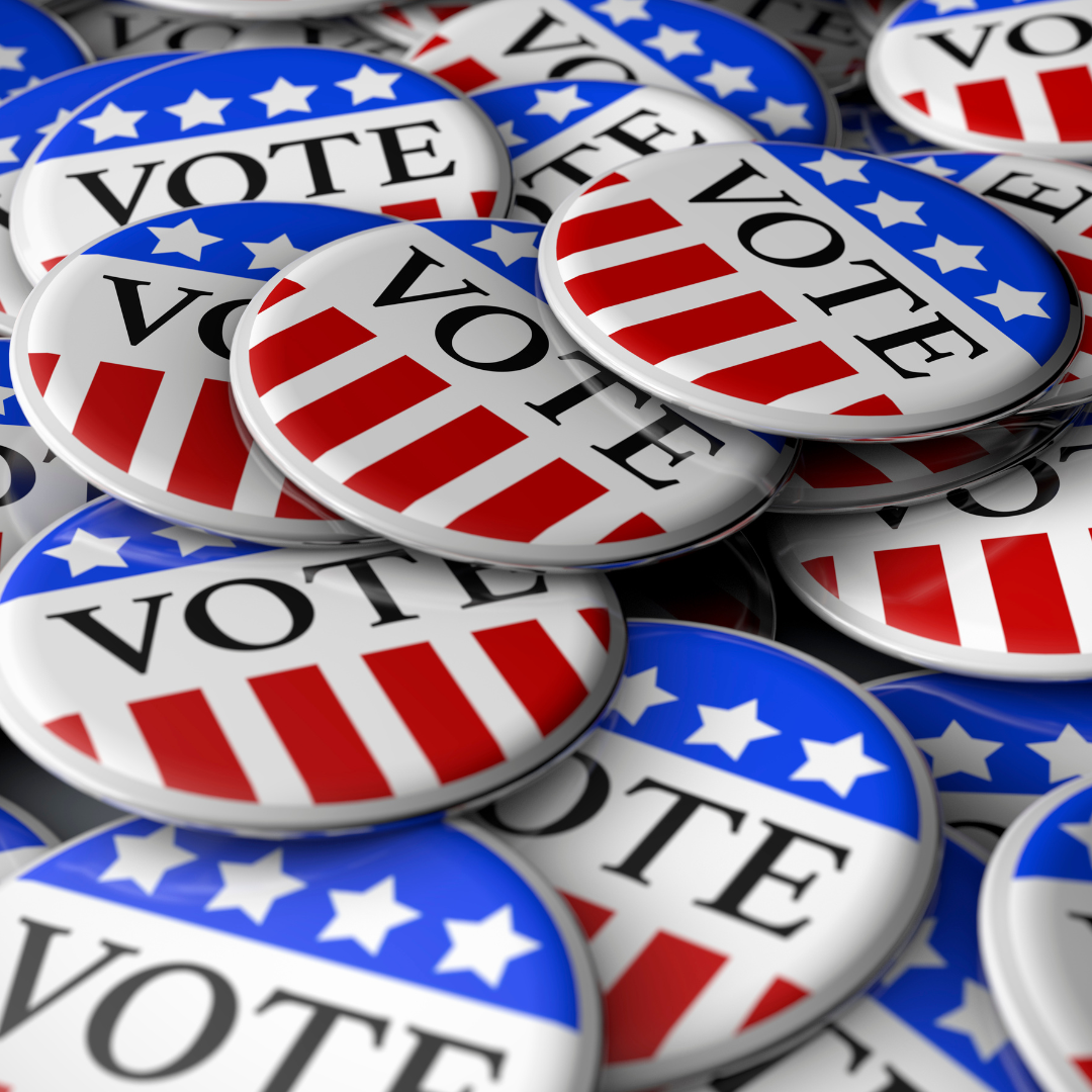 Eine Menge Buttons, auf denen die Flagge der USA sowie das Wort "Vote" zu sehen ist.