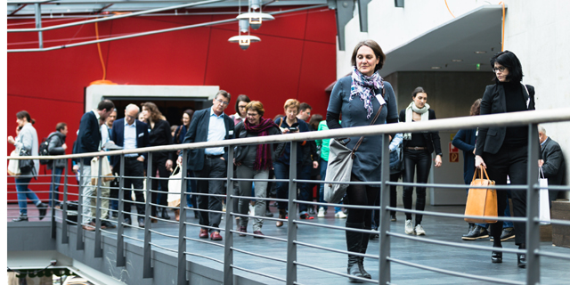 Menschen in der Hochschule München beim Fundraisingtag